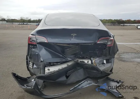 2022 Tesla Model Y z USA, uszkodzony, nr VIN 7SAYGAEE1NF516596